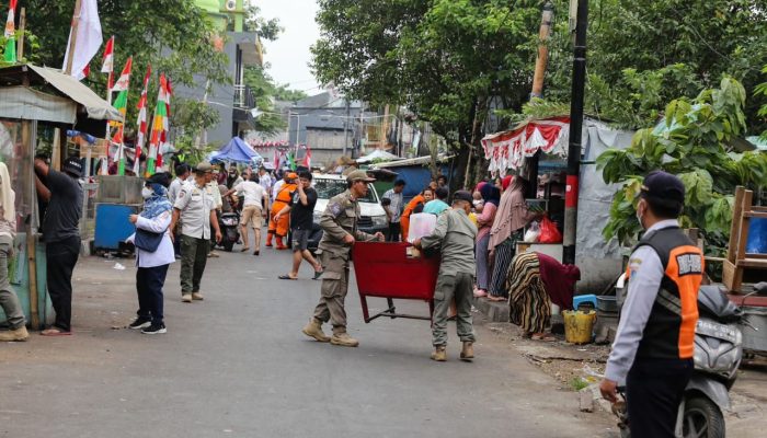 Petugas Gabungan Kelurahan Utan Panjang Tertibkan PKL dan Parkir Liar di Pasar Nangka