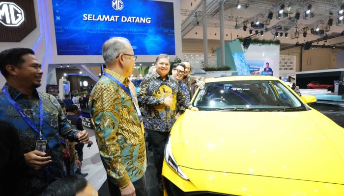 Airlangga Hartarto Jajal Mobil Listrik Terbaru MG di Pembukaan GIIAS 2023