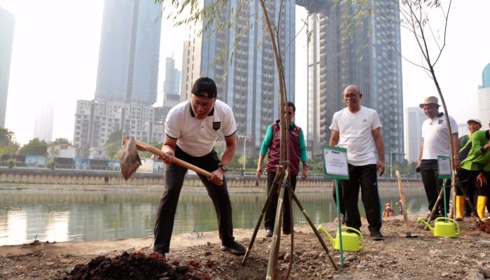 Pemkot Jakpus Tanam 144 Pohon dan Sebar 5.000 Benih Ikan di Waduk Melati