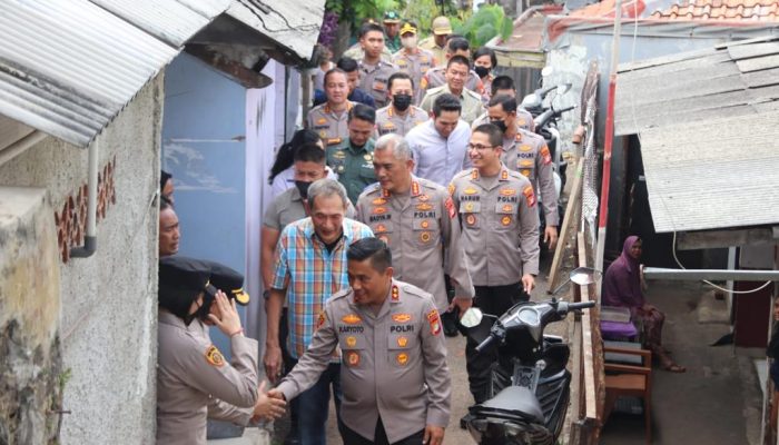 Bulan Bhakti Presisi Bhayangkara Ke-77 Kapolda Metro Jaya Serahkan Kunci Bedah Rumah