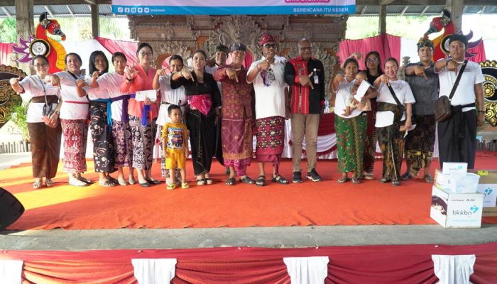 Komisi IX DPR-RI I Ketut Kariyasa Adnyana dengan BKKBN Provinsi Bali Tekan Angka Prevalensi stunting Di Desa Anturan
