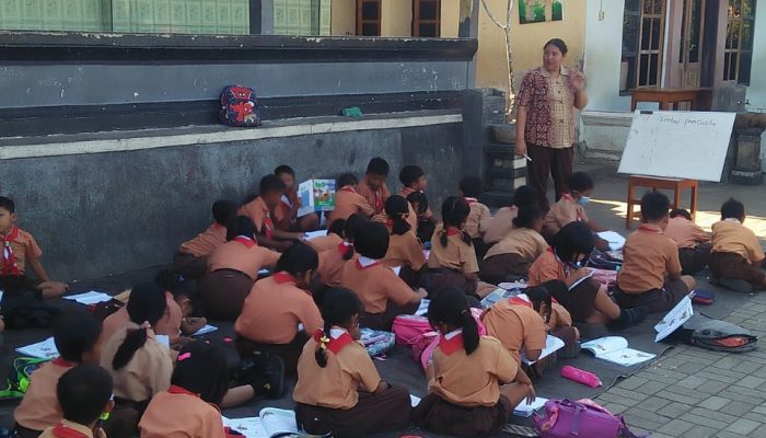 Duh Miriiiis..!!! Sekolah Pada Kekurangan Murid,  Ini Kok SD 1 Alasangker Kekurangan Kelas Belajar Dihalaman Sekolah