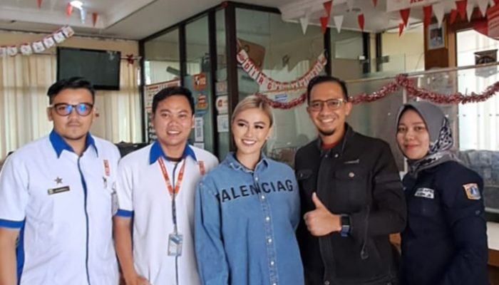 Agnes Monica Urus KTP Elektronik di Kantor Kelurahan Kedoya Utara