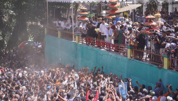 Ganjar Pranowo Hadir di Yaqowiyu Jatinom, Bagikan 6 Ton Apem ke Warga