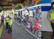 Satlantas Jakarta Barat Periksa Konvoi Pelajar Roda 2  Tak Gunakan Helm di TL Grogol Ditemukan Sajam  