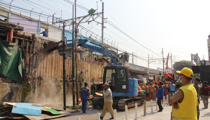 Puluhan Bangunan Semi Permanen Diatas Lahan PT KAI, di Kawasan Royal Jalan Bandengan 3 Dibongkar