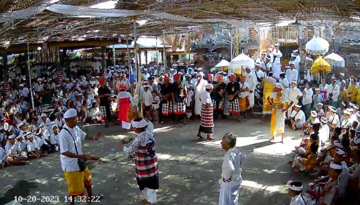 Piodalan Pura Dalem Desa Adat Anturan di Banjiri Pemedek Sambil Saksikan Tarian Sakral