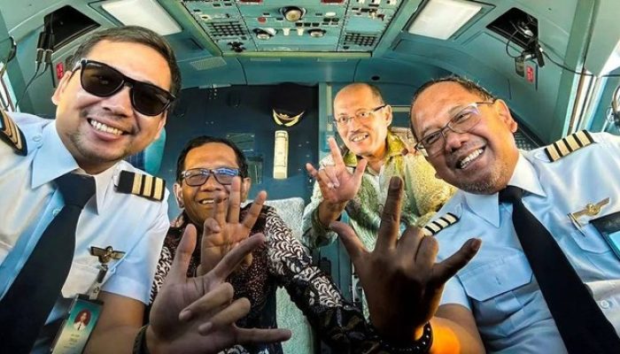 Lakukan Pembinaan,  Dirut Garuda Indonesia Memanggil Pilot Berfoto Acungkan 3 Jari bersama Capres Mahfud
