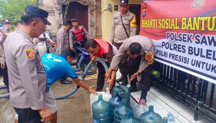 Atasi Kemarau, Polsek Sawan Bantu Warga Dengan Air Bersih