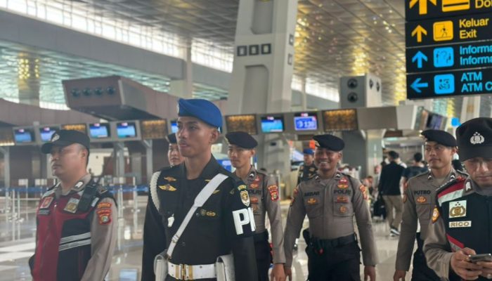 Ciptakan Aman dan Kondusif  Personel Gabungan Polri – TNI Sisir Terminal 3 Bandara Internasional Soetta