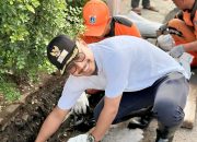 Kerja Bakti Massal, Lurah Kembangan Selatan Terjun Langsung Bersihkan Saluran Air