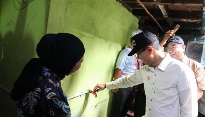 Pj Gubernur DKI Tinjau Pemasangan Jaringan Pipa Air Minum di Kebon Kosong.