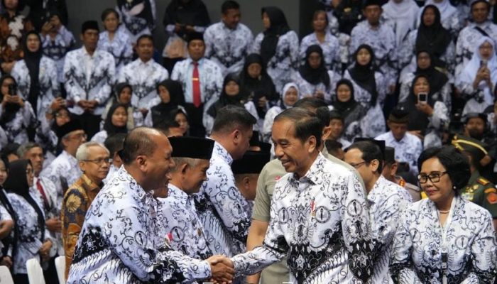 Diserahkan Presiden Jokowi, Wali Kota Jakbar Terima Penghargaan dari PGRI