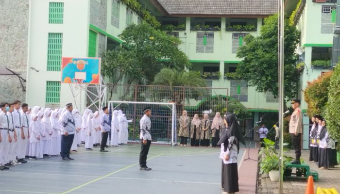 Kanit Binmas Polsek Kembangan Lakukan Program Police Go To School di SMP Islam Al Azhar 10 Kembangan 