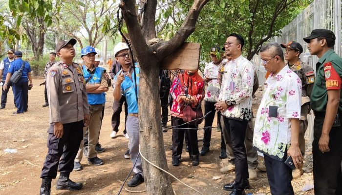 Komitmen Menata Kawasan, Jajaran Kelurahan Kembangan Selatan Tertibkan Aliran Listrik Ilegal