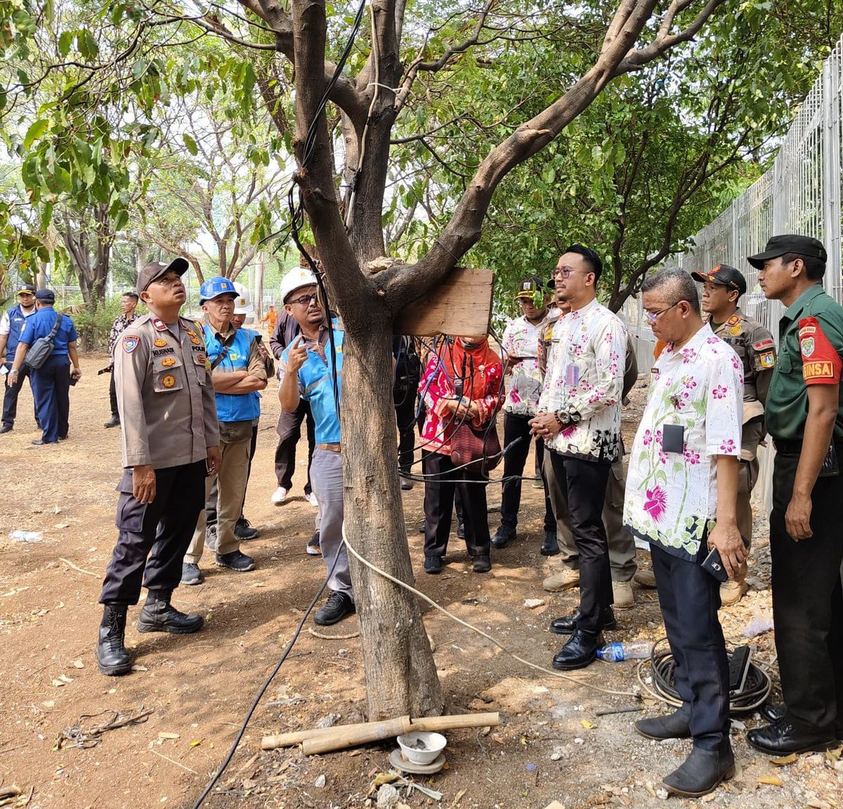 Komitmen Menata Kawasan, Jajaran Kelurahan Kembangan Selatan Tertibkan Aliran Listrik Ilegal