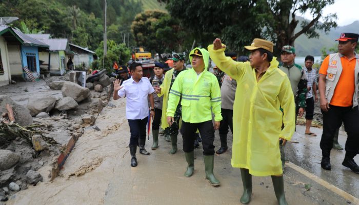 Kapolda Sumut Meninjau Proses Pencarian Korban Banjir Bandang dan Tanah Longsor di Humbahas