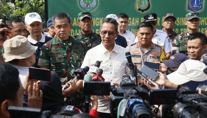 Polda Metro Jaya, TNI , Pemprov DKI Baksos Bersih-bersih Sungai Anak Kali Krukut