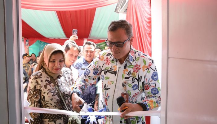 Wali Kota Serahkan Kunci Hasil Program Bedah Rumah Baznas Bazis di Kelurahan Karang Anyar