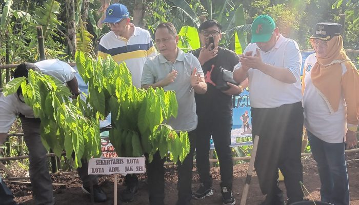 PWI Kerja Bareng Pemkot  Jakarta Selatan Tanam Pohon di Pinggiran Aliran Kali Ciliwung
