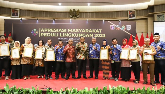 Pemkot Jakpus Raih Penghargaan Anugerah Masyarakat Peduli Lingkungan dalam Lima Kategori