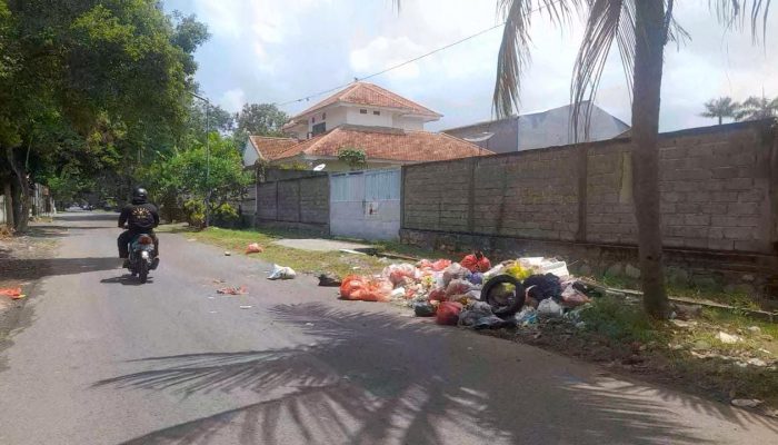 Memalukan Pemkab Buleleng Belum Mampu Menata Kebersihan Kota, Sampah Berserakan Selatan Kantor PU