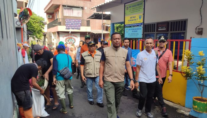 Walikota Jakarta Selatan, Pantau Giat Kerja Bakti di Wilayah RW 07 Kelurahan Gandaria Utara