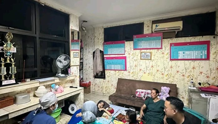 Gerak Cepat Lurah Kembangan Selatan Evakuasi Ibu dan Bayi Dari Lokasi Banjir