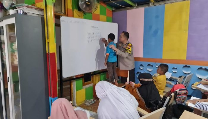 Luar Biasa ! Kapolsek Kembangan Jadi Pengajar Sekolah Non Formal Di Slum Area Srengseng 