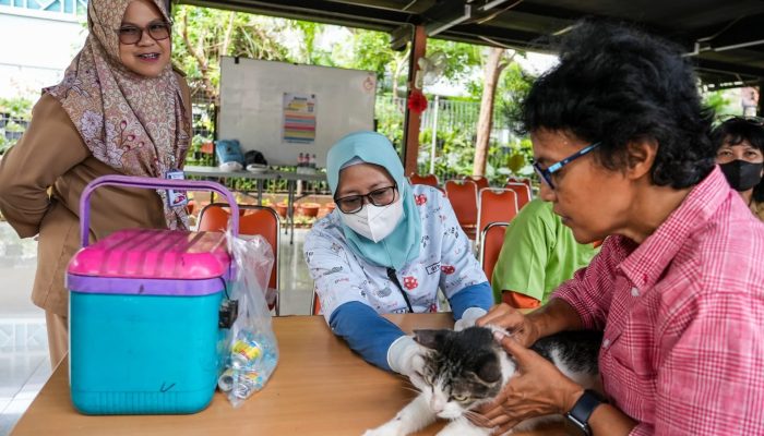 Sudin KPKP Laksanakan Vaksinasi Perdana di RPTRA Melati 04 Tahun 2024