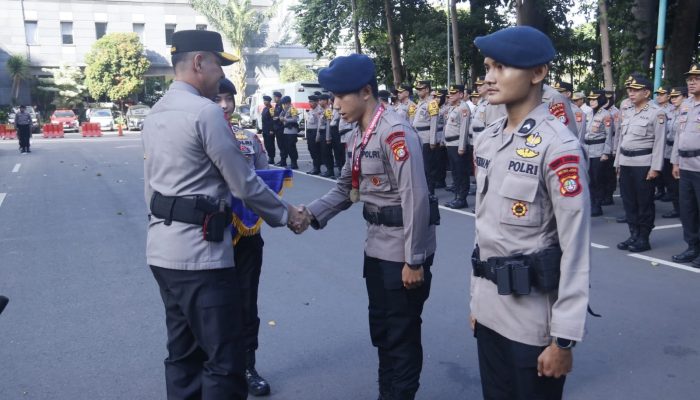 Berikan Apresiasi Harumkan Nama Polda Metro Jaya, 2 Personel Sat Brimobda Mendapatkan Penghargaan