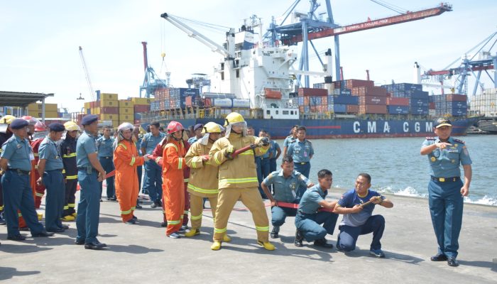 Prajurit Kolinlamil Latihan Peran Kebakaran Atasi Situasi Tanggap Darurat