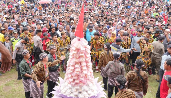 Ribuan Warga Padati Lapangan di Festival Durian Jatinom