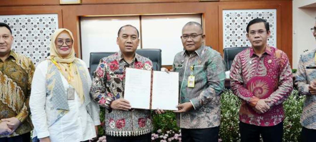 Wali Kota Jakbar Bersama Kantor Pertanahan Tanda Tangani Penyerahan SHP