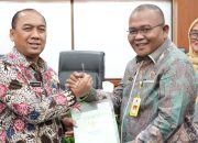 Wali Kota Jakbar Bersama Kantor Pertanahan Tanda Tangani Penyerahan SHP