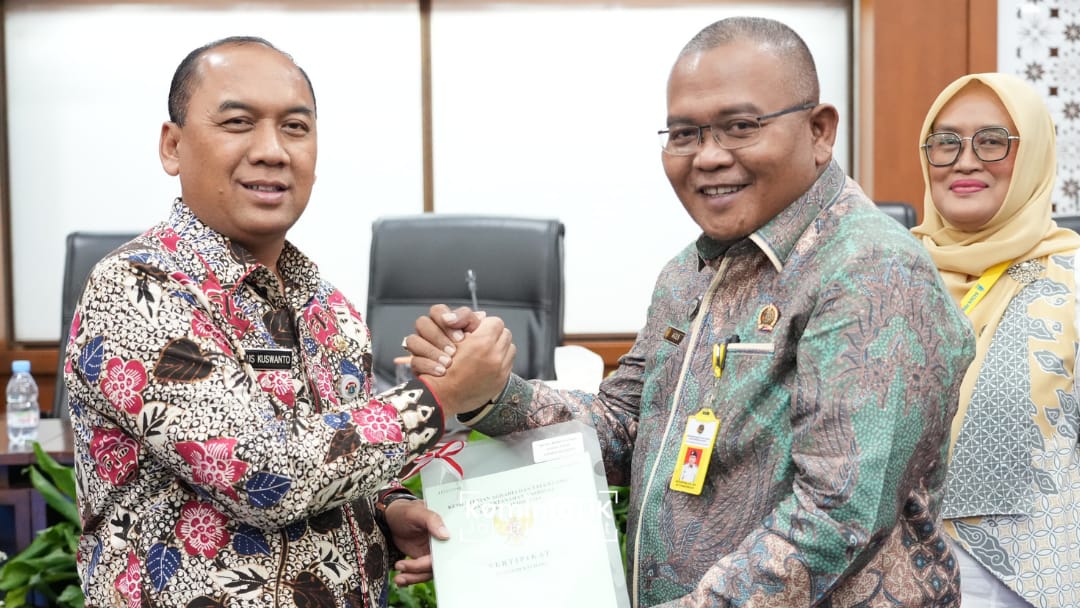 Wali Kota Jakbar Bersama Kantor Pertanahan Tanda Tangani Penyerahan SHP