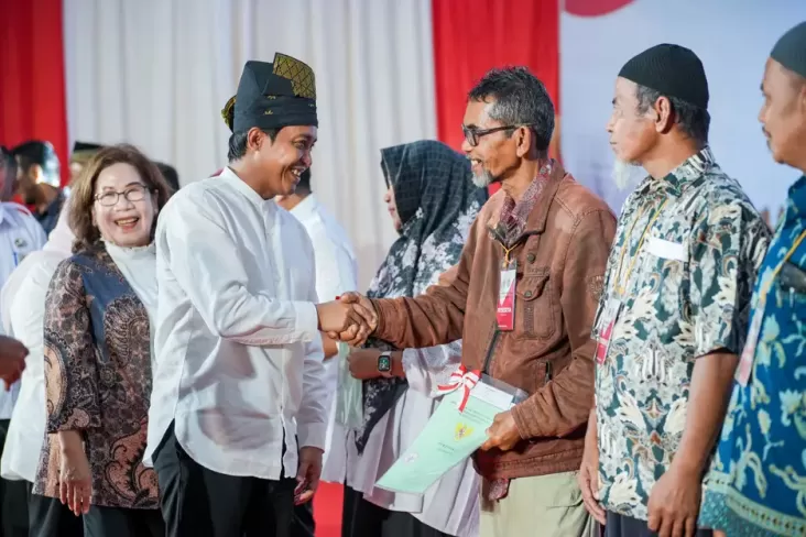 Bagikan Sertifikat Tanah, Raja Antoni: Mohon Dijaga Hasil Kerja Pak Jokowi