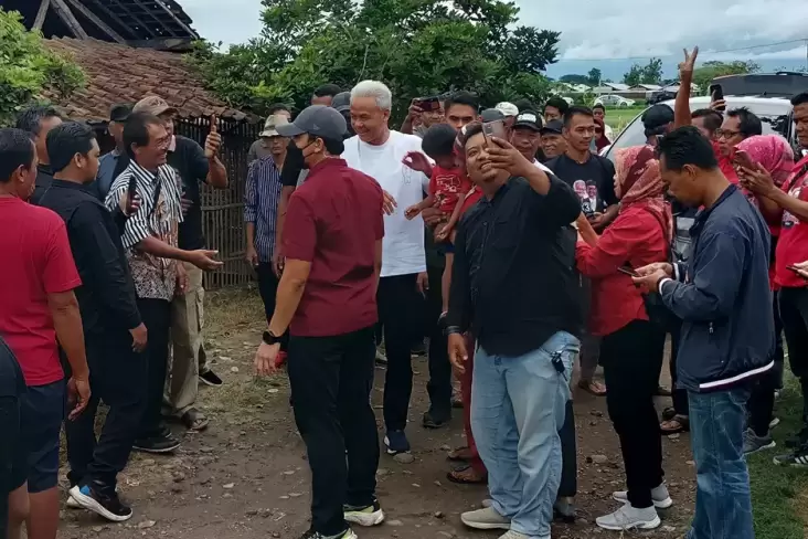 Ganjar Blusukan ke Desa Peternak Ayam Petelur pada tempat Magetan, Disambut Teriakan Presiden