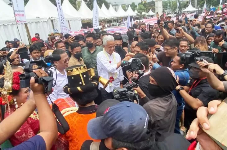 Kampanye Bareng Capres Ganjar di area tempat Sumut, Mahfud: Horas Medan!