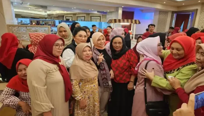 Siti Atikoh Disambut Hangat Emak-emak Majelis Taklim Manado