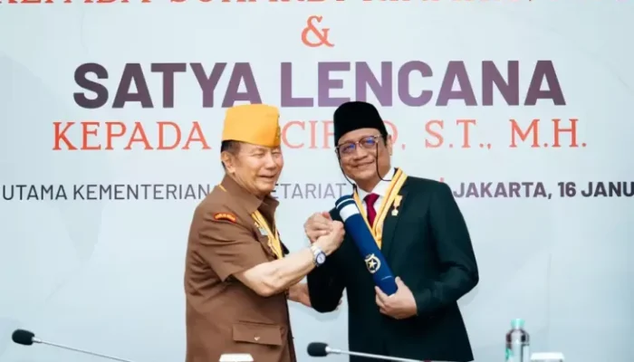 Terima Bintang Kehormatan LVRI, Sukardi Rinakit: Para Veteran Sudah Membayar Kebebasan Kita