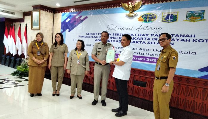 Walikota Jakarta Selatan, Menyerahkan 187 Sertifikat Hak Pakai Tanah Provinsi DKI Jakarta
