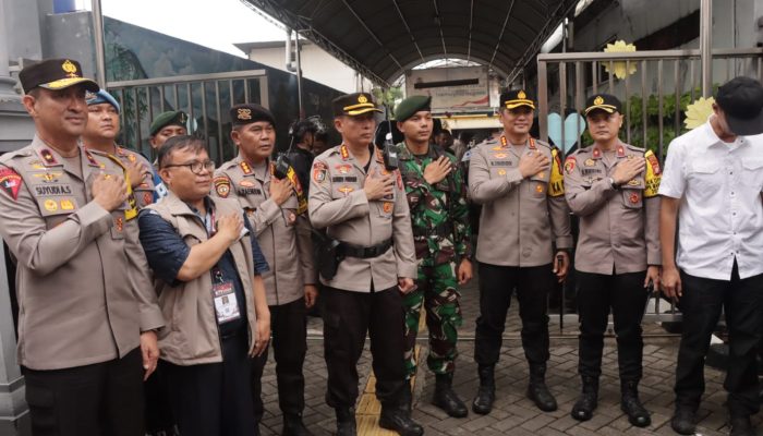 Patroli TPS, Wakapolda Metro Jaya dan Kapolres Jakarta Barat Pastikan Pemungutan Suara Tetap Berjalan Lancar Meski Terkendala Cuaca