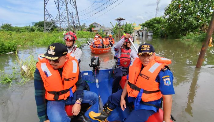 Lurah Kemsel Evakuasi Kotak Suara di TPS Terdampak Banjir