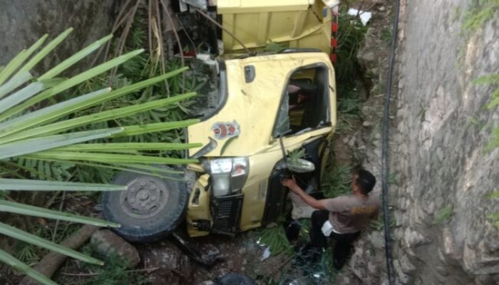 Dump Truk Pengangkut Logistik Pemilu di NTT Terguling Masuk Sungai, Kondisi Logistik Pemilu Aman