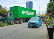 Hindari Pemotor Jatuh, Kontainer Box Tabrak Pembatas Jalan Tol di Kembangan