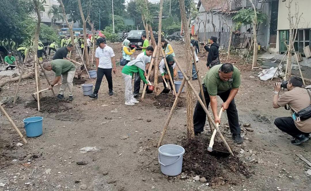 Sudis Tamhut Jakbar Tanam Puluhan Tabebuya di Areal Aset Pemprov DKI