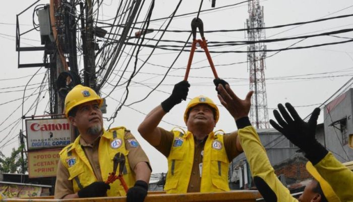 Petugas Bina Marga Jakbar Tertibkan Ribuan Kabel Udara di Srengseng