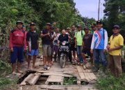 Camat Tanah Pinoh Barat Ajak 6 Kades Gotong Royong Perbaiki Jembatan Nyaris Tidak Bisa Dilewati