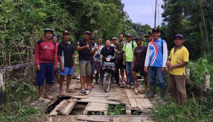 Camat Tanah Pinoh Barat Ajak 6 Kades Gotong Royong Perbaiki Jembatan Nyaris Tidak Bisa Dilewati